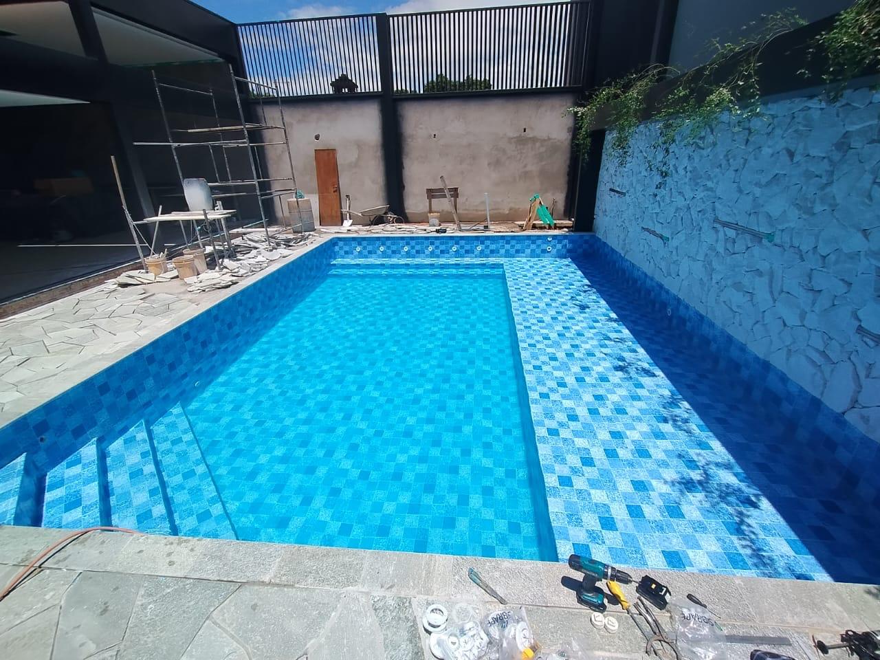 Obra em acabamento — revestimento em tela armada