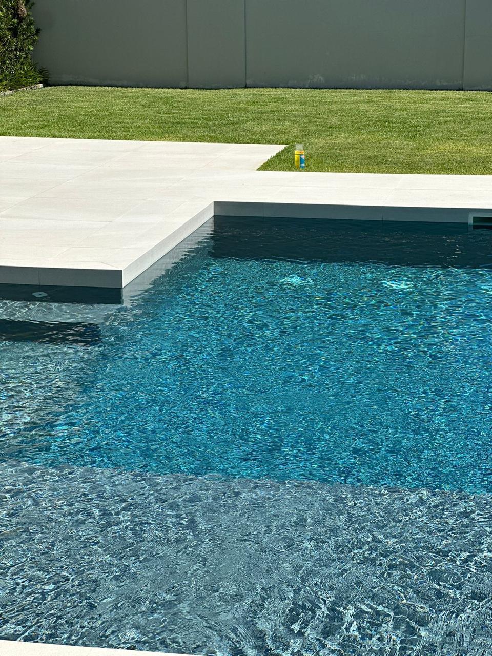 Linhas arquitetônicas clean — revestimento em tela armada